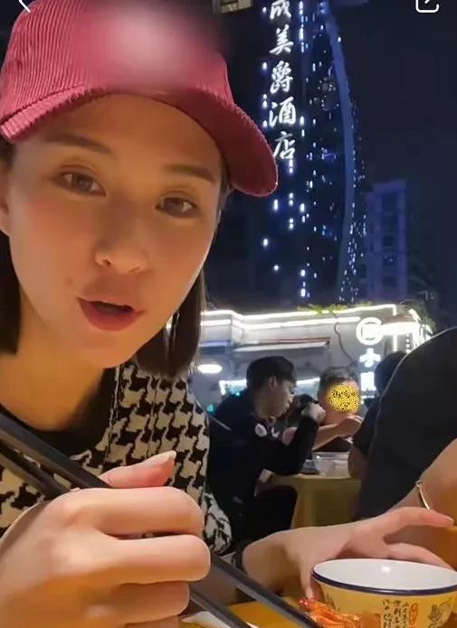 小八娱乐吃瓜,揭秘娱乐圈最新吃瓜事件,带你领略明星幕后故事